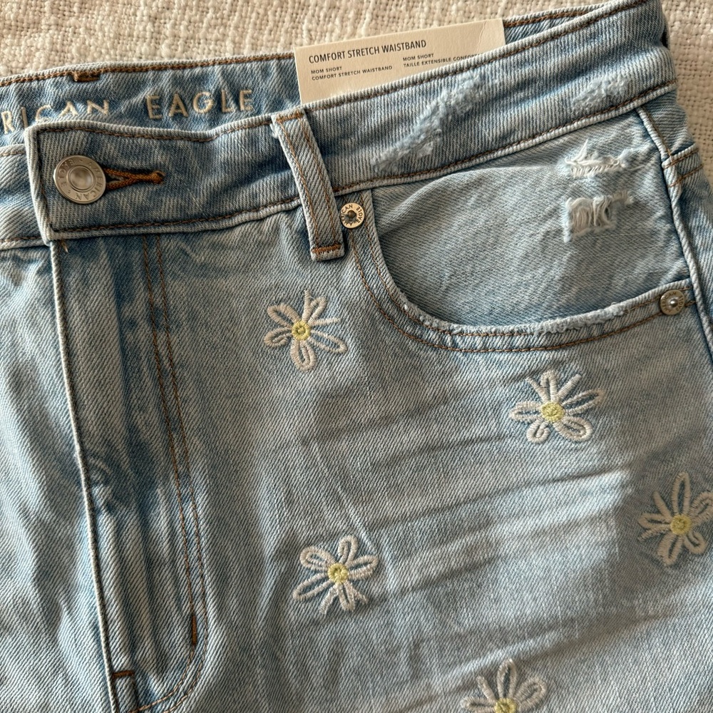 Daisy embroidered Jean shorts - Picture 3 of 4
